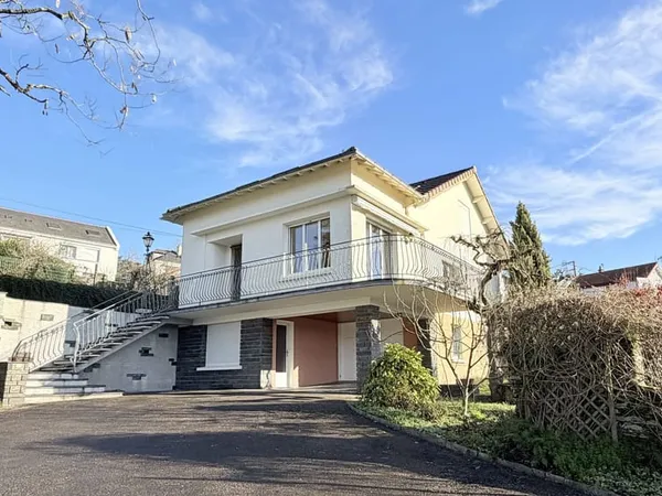 Maison familiale avec un grand jardin.