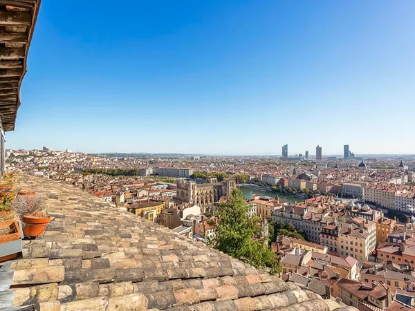 Un appartement avec vue sur les toits de Lyon