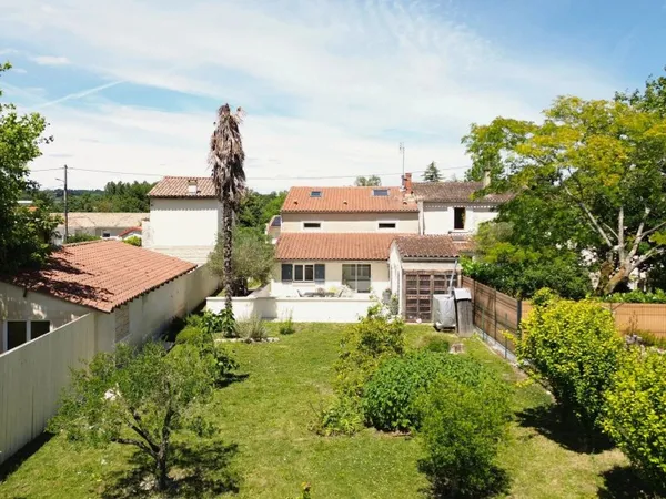 Belle maison en pierre rénovée avec nombreuses dépendances, jardin clos et fort potentiel
