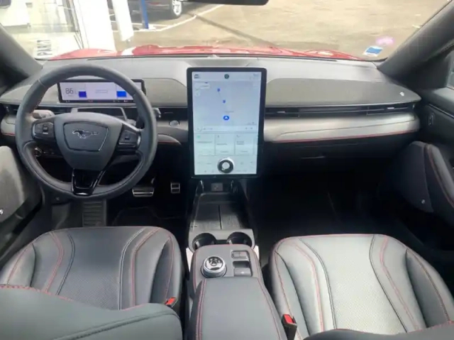 Ford Mustang 269ch standard range 76kwh awd — photo 3