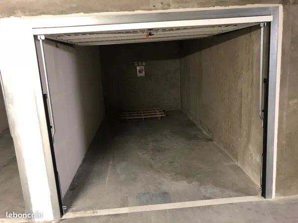 Garage box fermé Caluire Saint Clair Cité Internationale