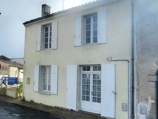 À Débattre- Maison de village à rénover avec jardinet