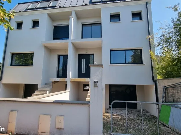 Grand garage / espace de stockage 43 m² 650