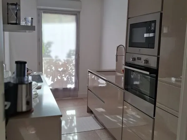 Particulier vend bel appartement traversant 66m2 + balcon 9m2