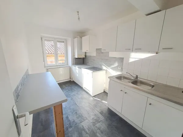 T3 en duplex avec cuisine meublée et équipée d'une plaque de cuisson