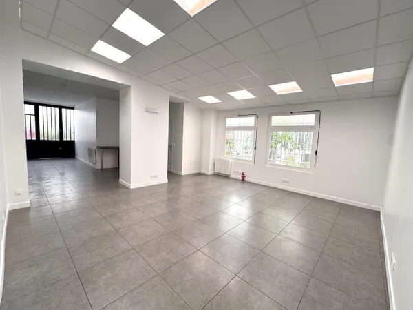Local commercial / Bureaux à louer Paris 10