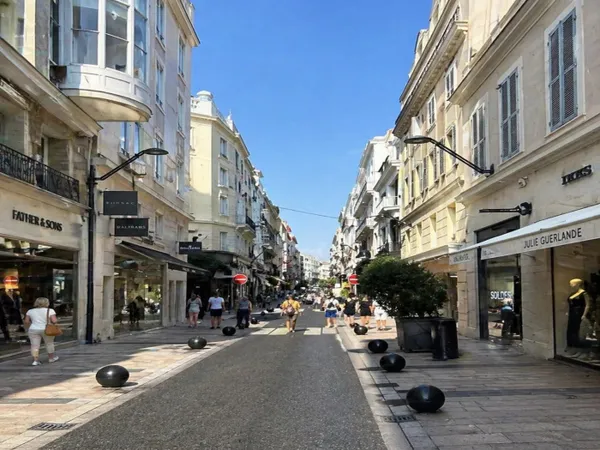 APPARTEMENT QUATRE PIÈCES - RUE D'ANTIBES - 06150 CANNES