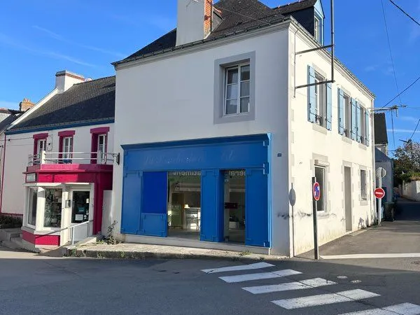 Maison de bourg avec commerce + dépendance
