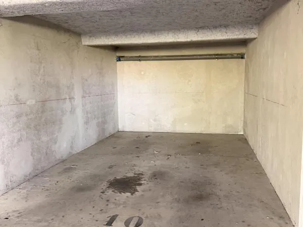 A LOUER - STATIONNEMENTS COUVERTS - PORTAIL SECURISE