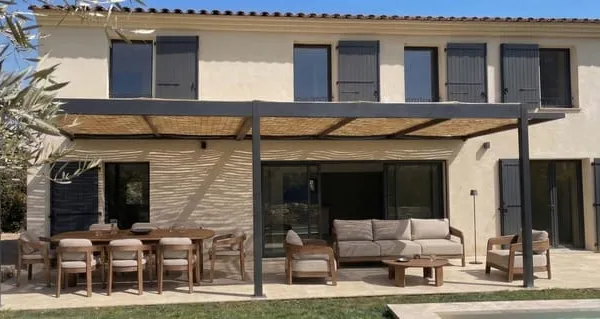 ÉGUILLES VILLA CONTEMPORAINE PRESTATIONS HAUT DE GAMME DOMAINE SÉCURISÉ