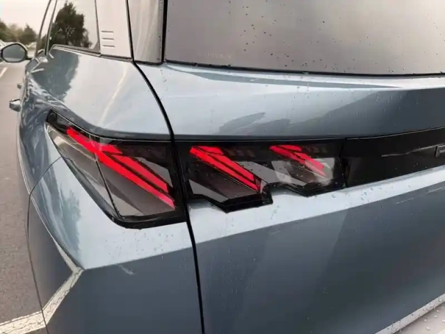 Peugeot 5008 hybrid 145 e-dcs6 — photo 46