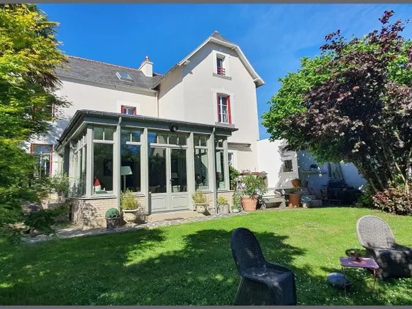 MAISON DE CARACTÈRE de 292 m2 , BELLE DEMEURE FAMILIALE , 7 CHAMBRES , TERRAIN de 2110 m2 en grande 