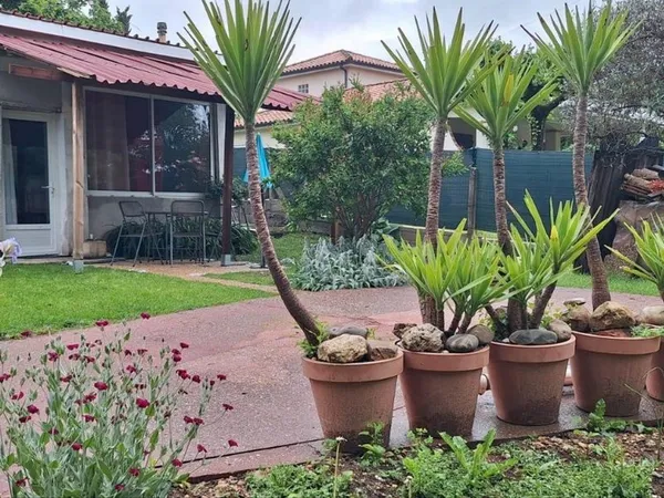 Maisonnette Meublée, Indépendante, avec Pergola et Jardin :