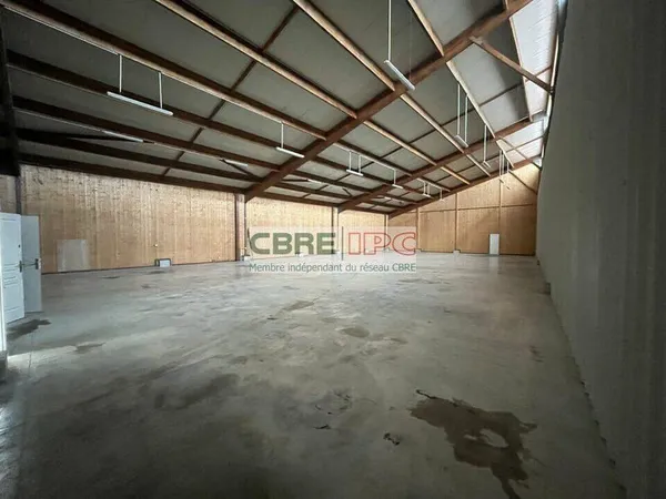Local d'activité 585 m²