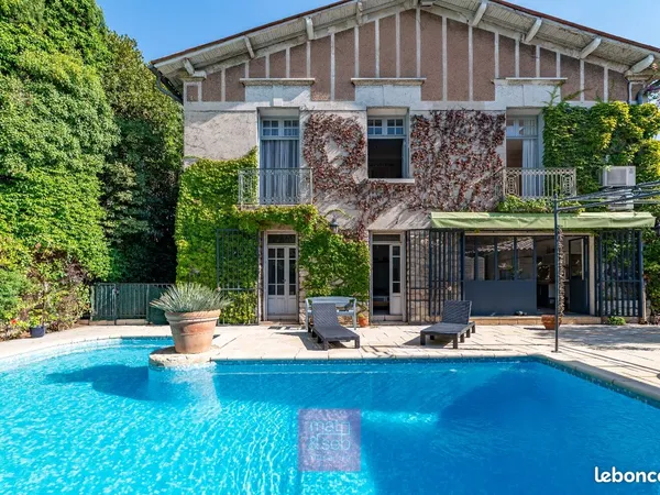 Maison 10 pièces 245 m²