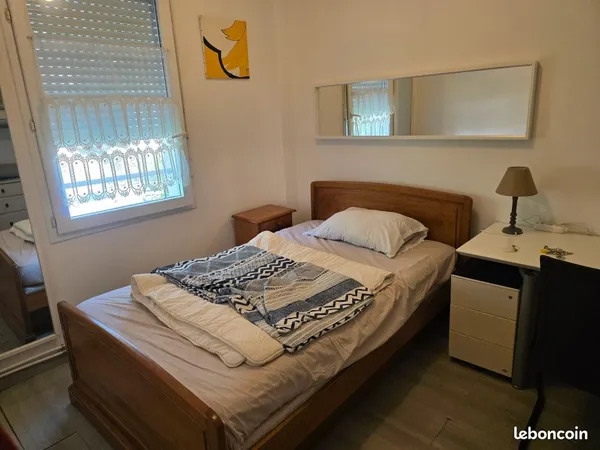 Chambre meublée