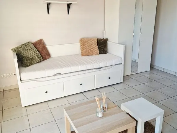 Location studio meublé + box fermé 650 CC