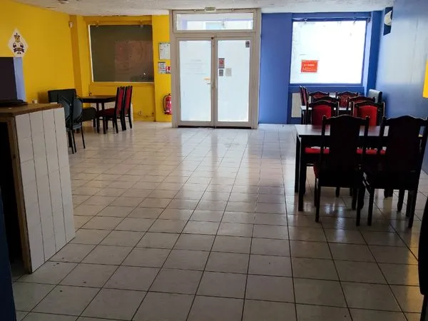 A loué locale
