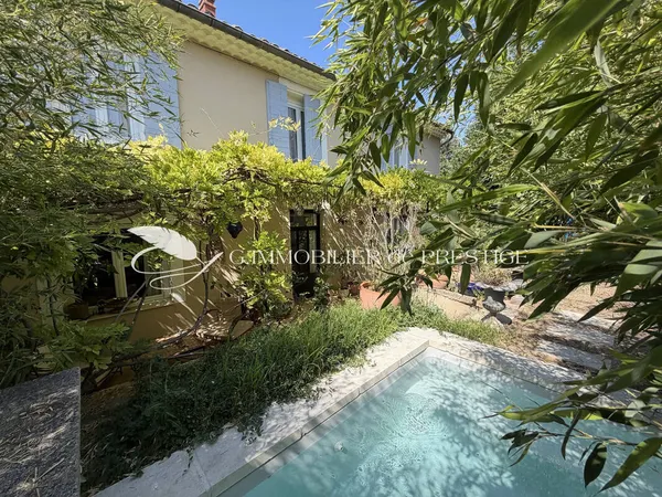 Une maison de ville avec jardin et piscine