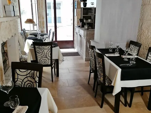 RESTAURANT DE CHARME AVEC POSSIBILITE D'APPARTEMENT Village du Luberon