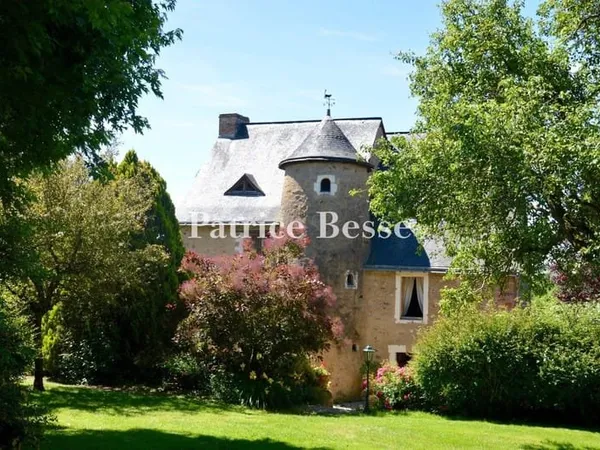 Au sud de la Mayenne, dans le bocage, un authentique manoir du 16e s. Et ses dépendances sur 6 ha.