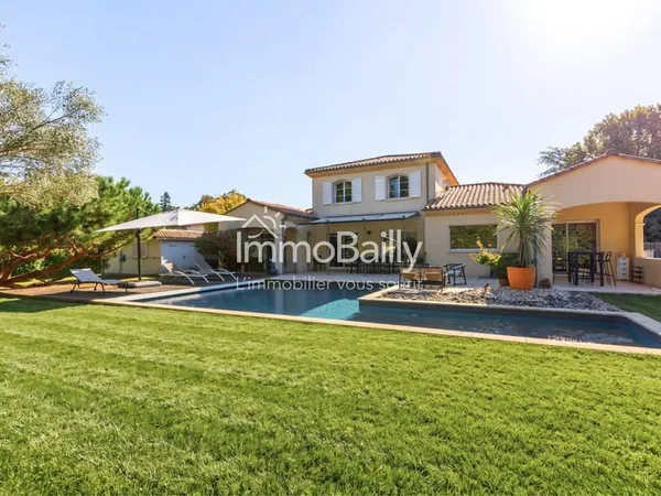 Maison 190 m2 avec piscine et jardin paysagé de 1950 m2 à Ce