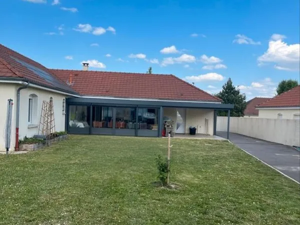 Grande maison récente avec grande dépendance