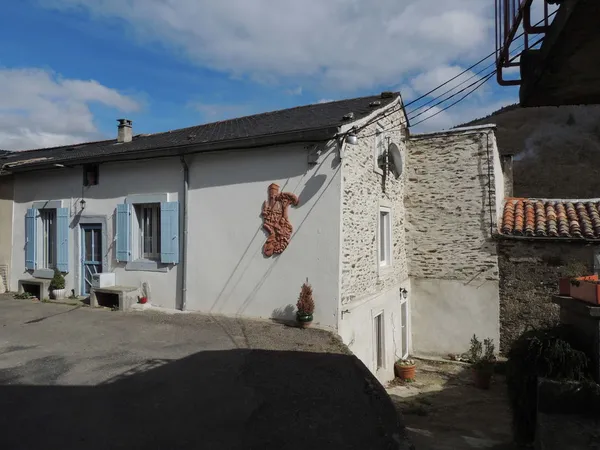 Grande maison trois faces au soleil.