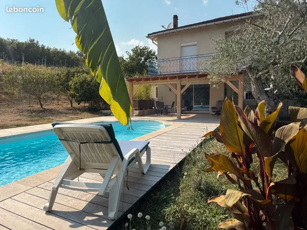 Grande maison avec piscine en pleine nature
