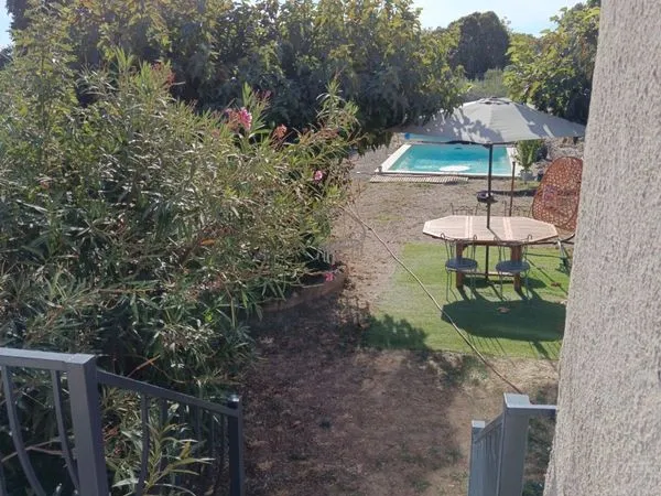 Maison avec jardin arboré, piscine+appartement T2 &. Garage - Rare