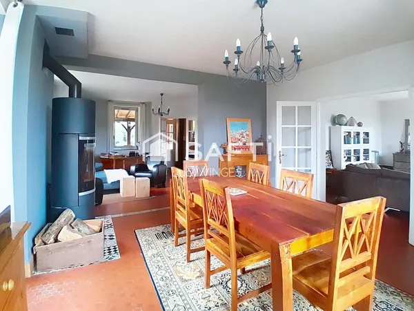 Jolie maison avec beaucoup de charme, grande piscine et parc ombragé.