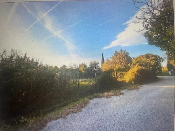 TERRAIN CONSTRUCTIBLE AU CŒUR DU VILLAGE