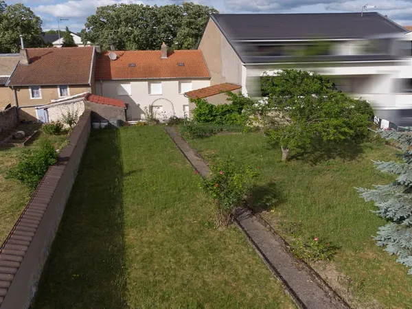 EMPLACEMENT IDEAL pour cette Grande maison située au centre