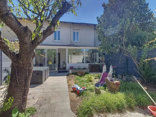 A découvrir cette agréable maison en Avignon proche remparts de 4 pièces