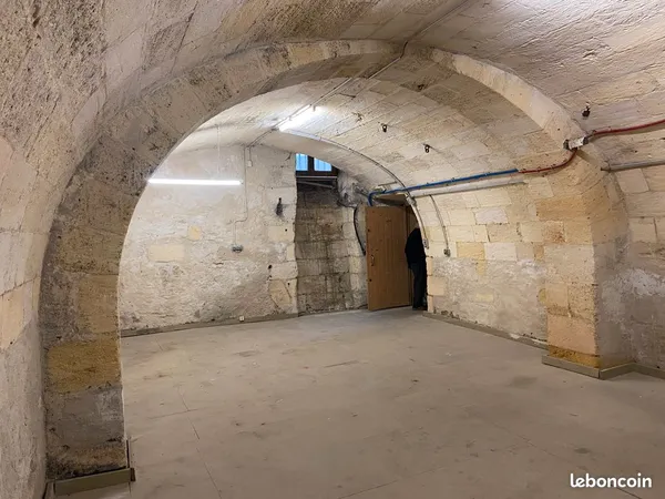 Belle cave de 42 m² à louer à côté église sainte Croix pour activité calme