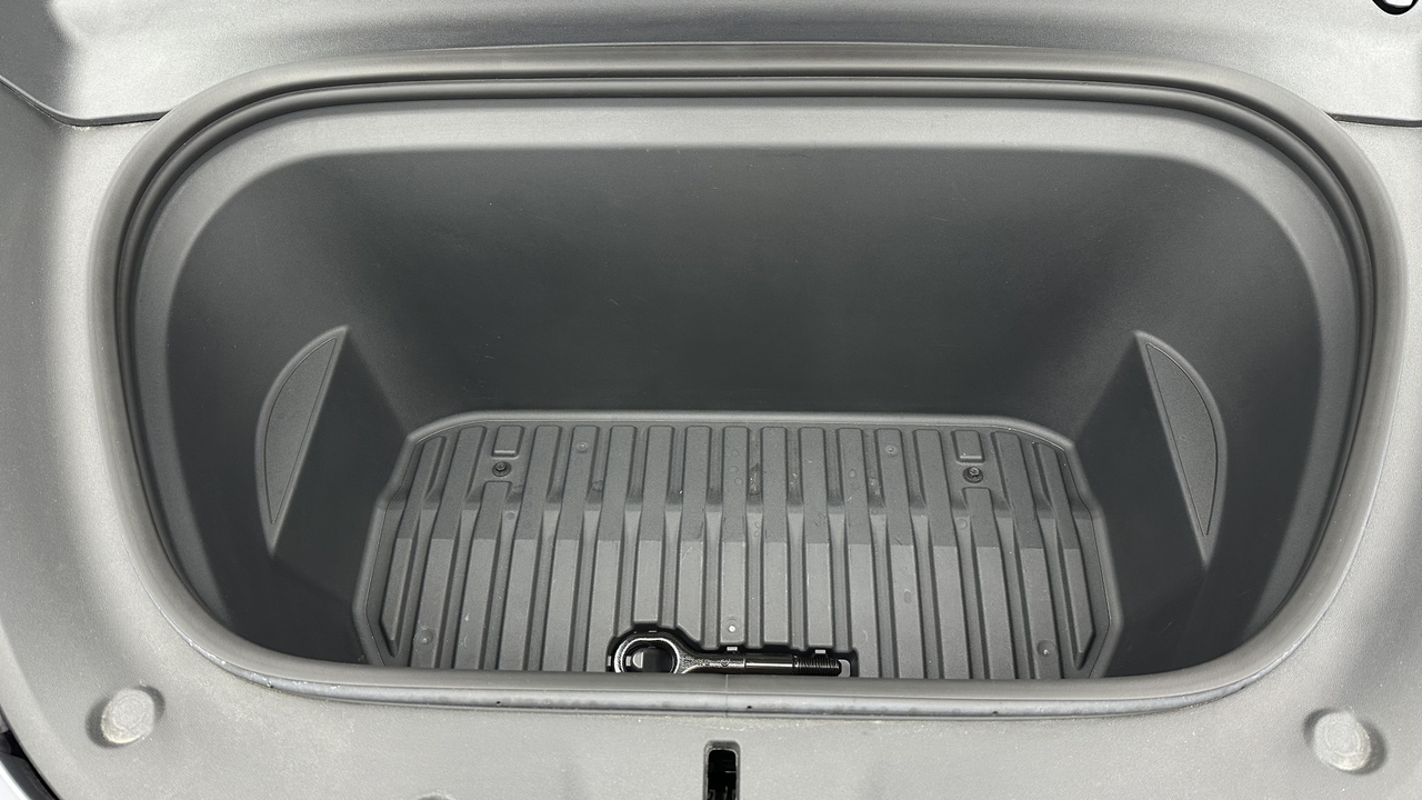 Tesla MODEL Y Standard RWD — photo 30