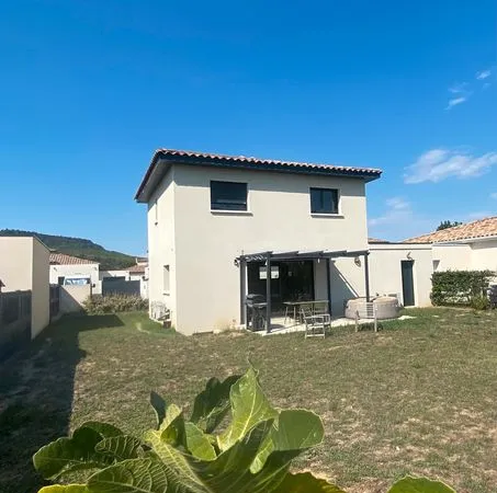 Belle maison lumineuse construite en 2023 de 85 m2 avec garage de 22 m2 sur son joli jardin de 383 m