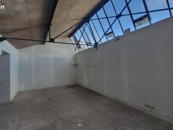 Local industriel 300 m²