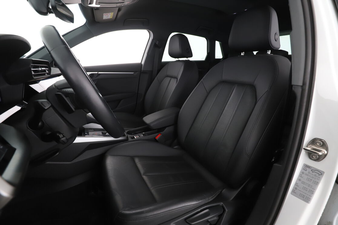 Audi A3 Sportback 40 e-tron Design Luxe S Tronic — photo 9