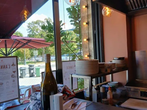 Av bail en cours pour activité de bar, restauration ou autre ... 30 places en terrasse