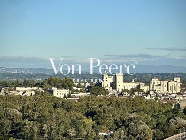 VILLENEUVE-LES-AVIGNON — APPARTEMENT AVEC VUE PANORAMIQUE ET FORT POTENTIEL