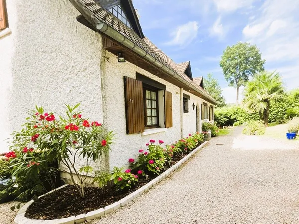 Maison familliale avec piscine au coeur d'un très joli domaine