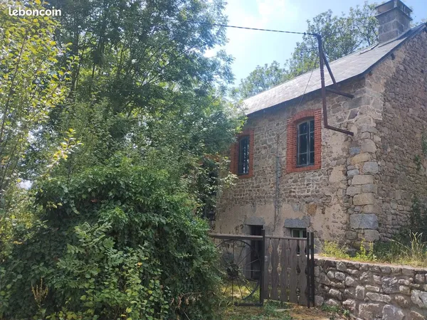 Maison en pierres avec jardin à rénover