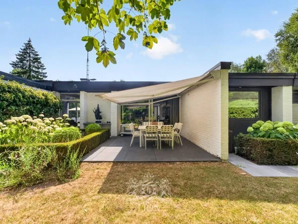 Maison de plain-pied 7 pièces 253 m²