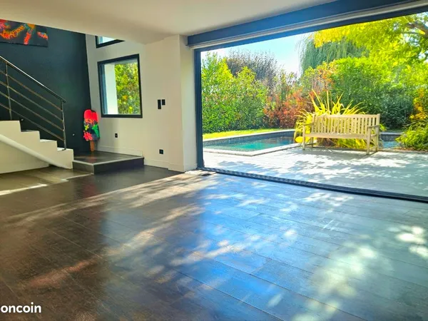 Maison 210m2 avec studio indépendant piscine et garage