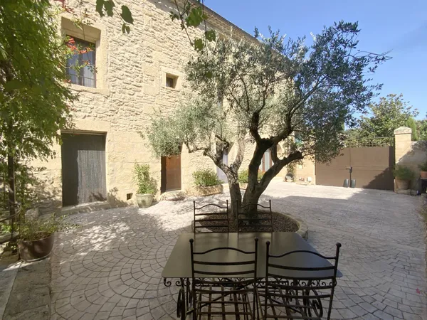 Maison de charme en pierre en plein coeur de village.