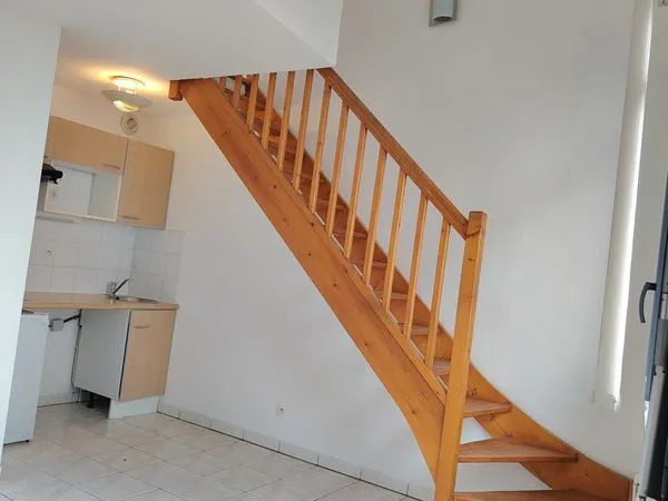 PARTICULIERS vendent Appartement T2 en duplex de 31,10 m² Carrez - Proche Métro & Tram Arènes