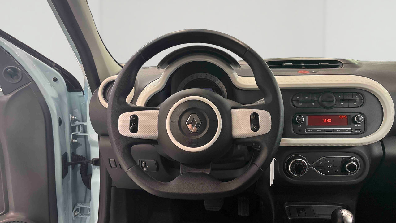 Renault Twingo III E-Tech — photo 11