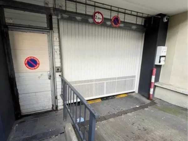 Box fermé sécurisé - Paris 19e (Rue Bourret) - Idéal voiture ou stockage