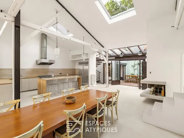 Ancien atelier réhabilité en maison d'architecte avec patio confidentiel